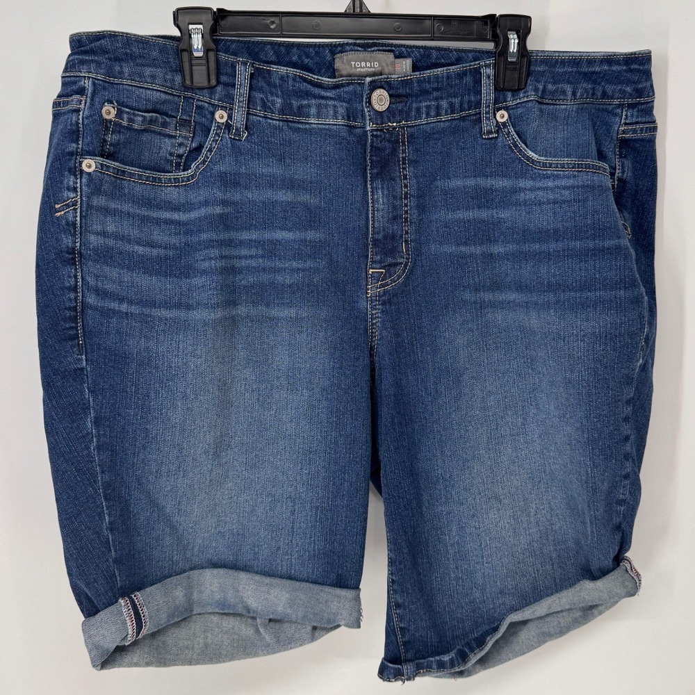 Torrid Shorts Women 20 Blue Bermuda Cuffed Mid Wash Stretch Denim Pocket